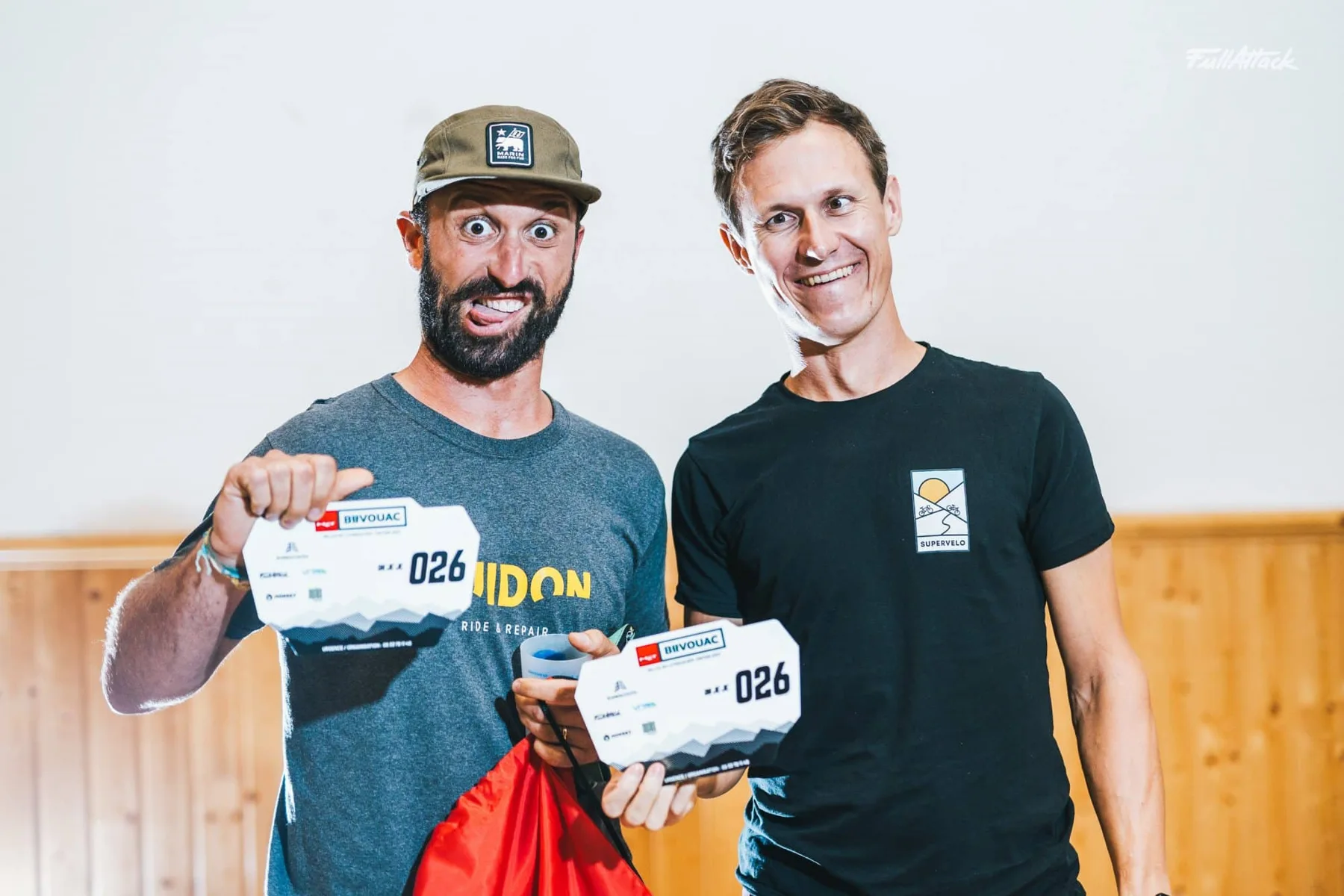 Deux participants avec leurs plaques — BiiVOUAC 2023, archives FullAttack.